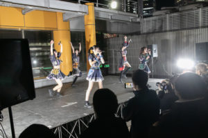 極寒のタワレコ渋谷屋上でライブするCOMIQ ON!