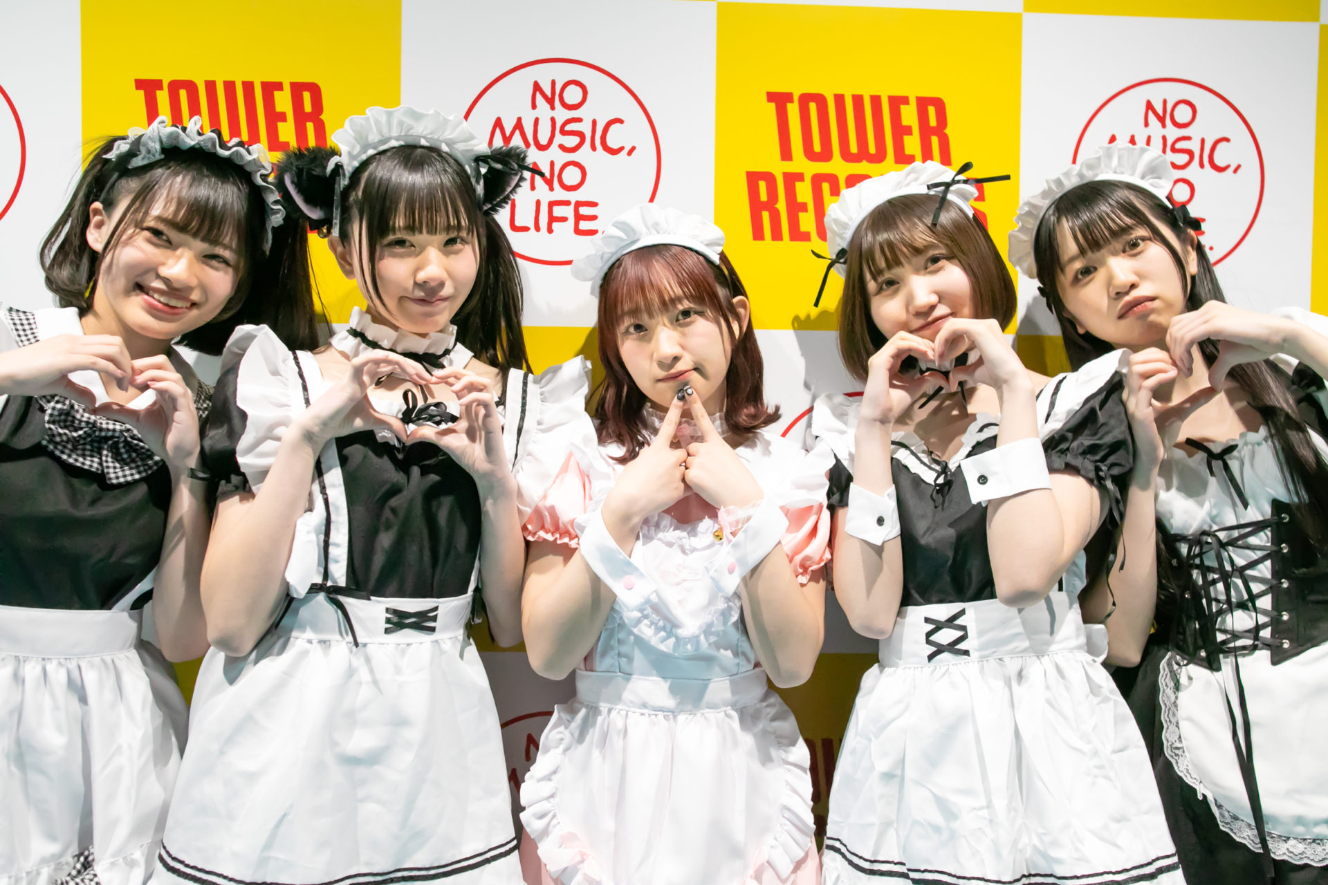 この日はメイド衣装で特典会のCOMIQ ON! 右端の花咲みゆさんの表情が面白い！