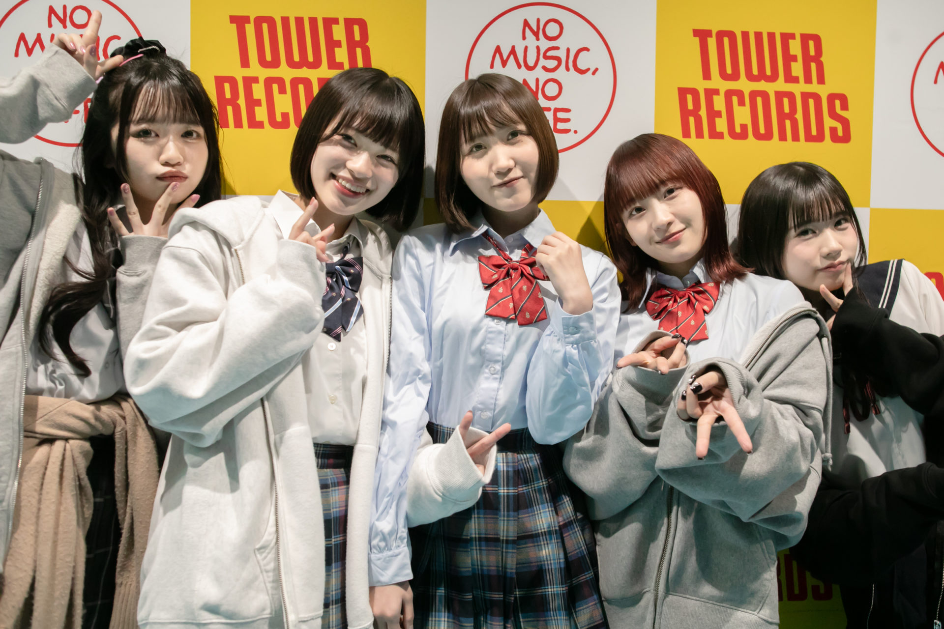 現役感あふれる制服姿のCOMIQ ON!