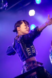 「NEO WORLD ORDER」をキメる四宮るなちゃん（COMIQ ON!）