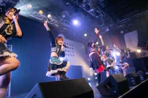 「超越展開POROPOROコミッキュ」の決めポーズ（COMIQ ON!）