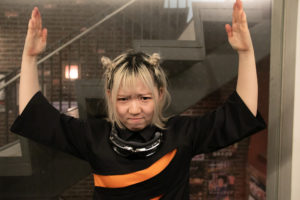 「山」を表現する朝倉みずほさん(Finger Runs)