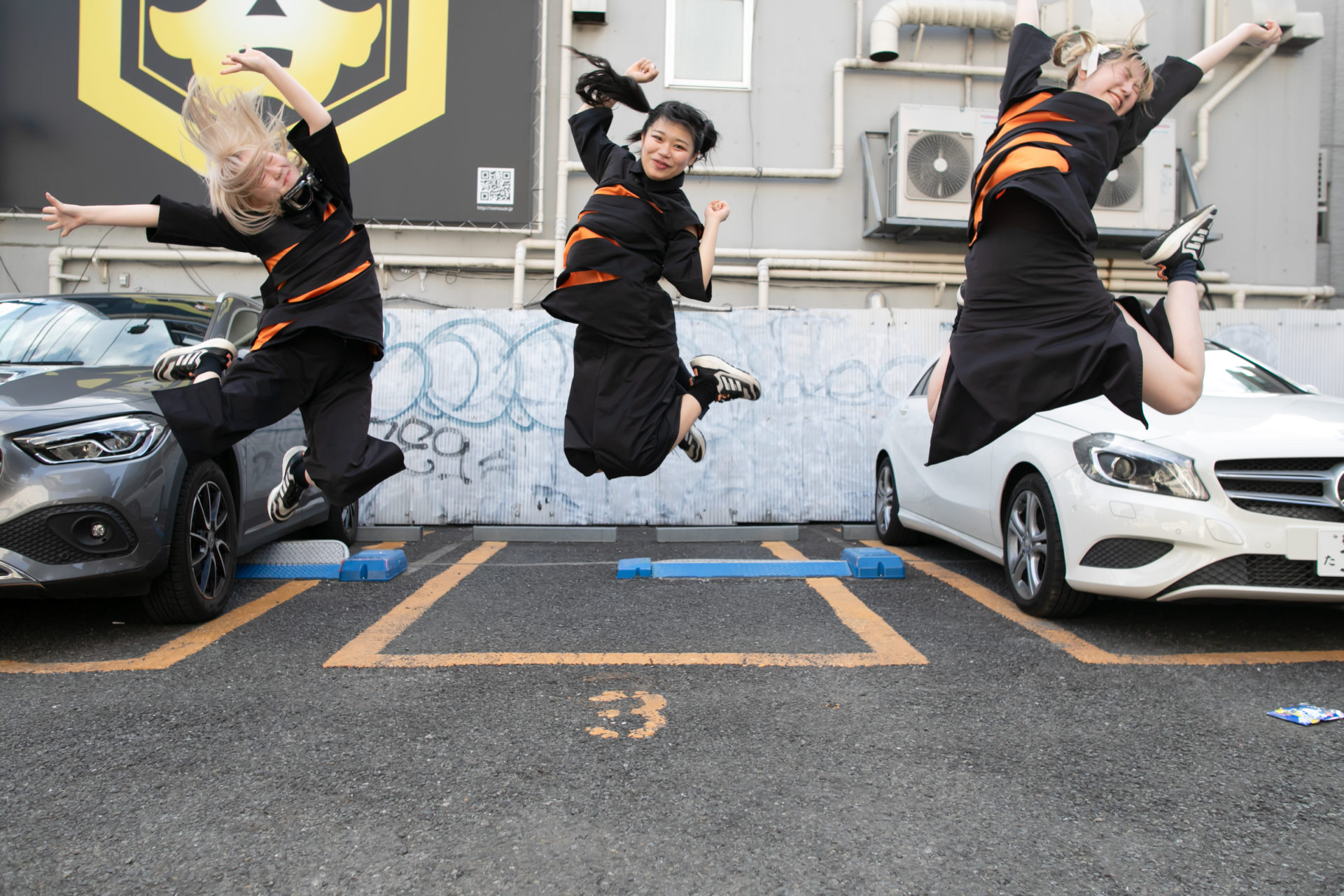 ハードなライブ後も高い跳躍を見せるFinger Runsの3人（中谷さんのエビぞりからかなこぉぉぉおおおを感じる）