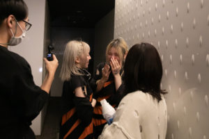 終演後、涙を流す中谷美月さん（Finger Runs）