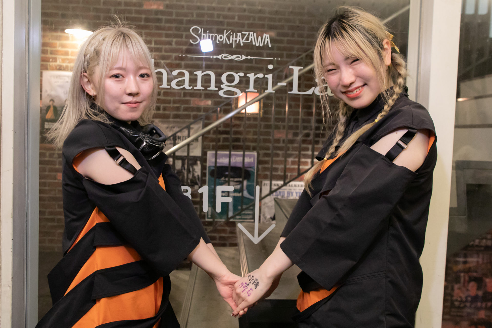 「ダブルM」ポーズで記念撮影（Finger Runs）