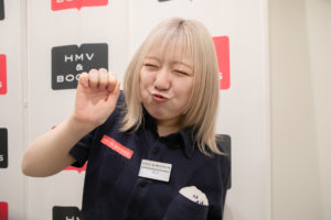 前日食べた餃子を表現する朝倉みずほさん(Finger Runs)