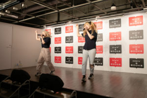 天井の柵に指をぶつけがちな高身長の中谷美月さん(Finger Runs)