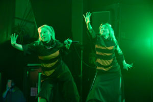 顔が面白すぎるダブルMの二人。特に右の人(Finger Runs)