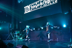 すしざんまいに「ライスとチューニング」を披露するダブルM(Finger Runs)