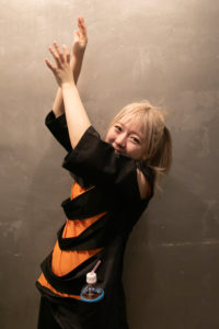 前日食べたパスタを表現する朝倉みずほさん(Finger Runs)