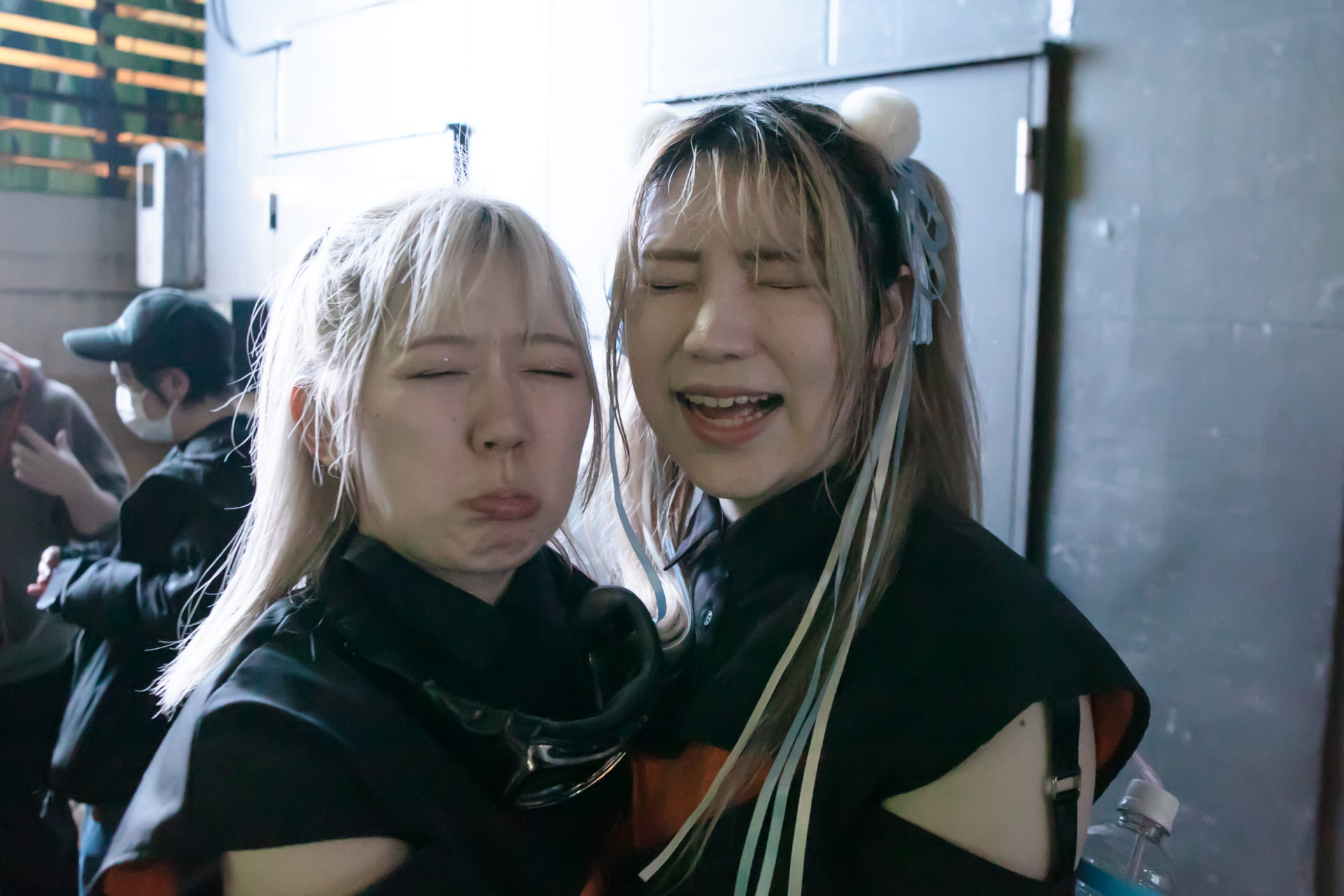 ダブルMの終了を悲しむ朝倉みずほさんと中谷美月さん(Finger Runs)