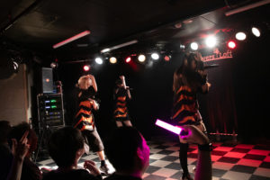 「√G」でMJばりのムーンウォークをするFinger Runs