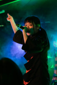 ライブへの意気込みを見せる小笠原唯さん（Finger Runs）