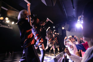 この日のラスト曲「Butterfly」を披露するFinger Runs