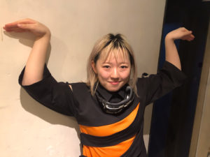 「ひ」を表現する朝倉みずほさん(Finger Runs)