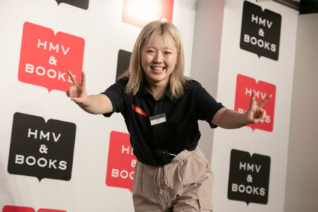 ダブルピースをする朝倉みずほさん(Finger Runs) ダブルピースをする朝倉みずほさん(Finger Runs)