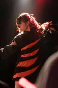 横顔でキメる鹿目あきさん（Finger Runs）