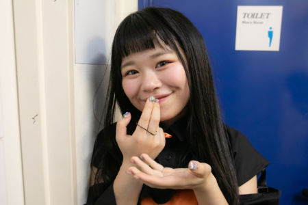 前日に食べた焼き肉を表現する小笠原唯さん（Finger Runs）