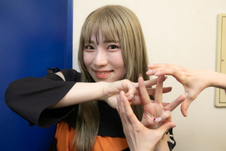 前日に食べたメロンパンを表現する中谷美月さん（Finger Runs）