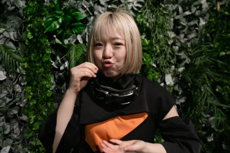 前日に食べたカップラーメンを表現する朝倉みずほさん（Finger Runs）