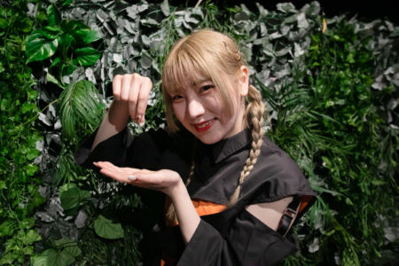 前日に食べたパスタを表現する中谷美月さん（Finger Runs）